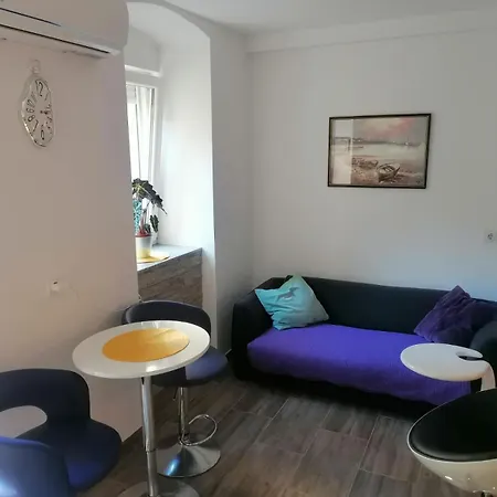 Apartment 2 Botanical Garden Budget