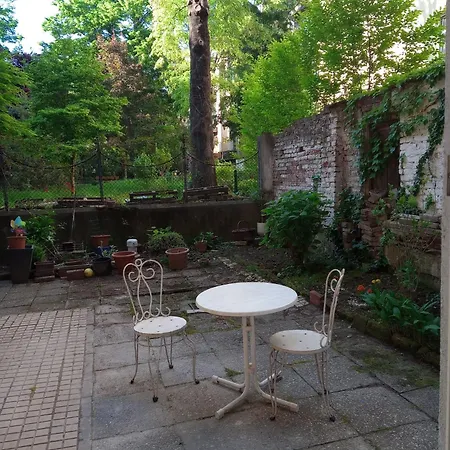 2 Botanical Garden Budget Apartment